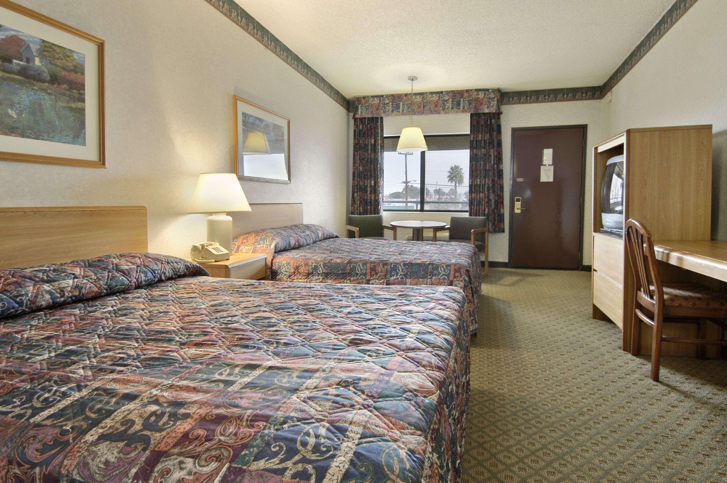 Travelodge By Wyndham Commerce Los Angeles Area Δωμάτιο φωτογραφία