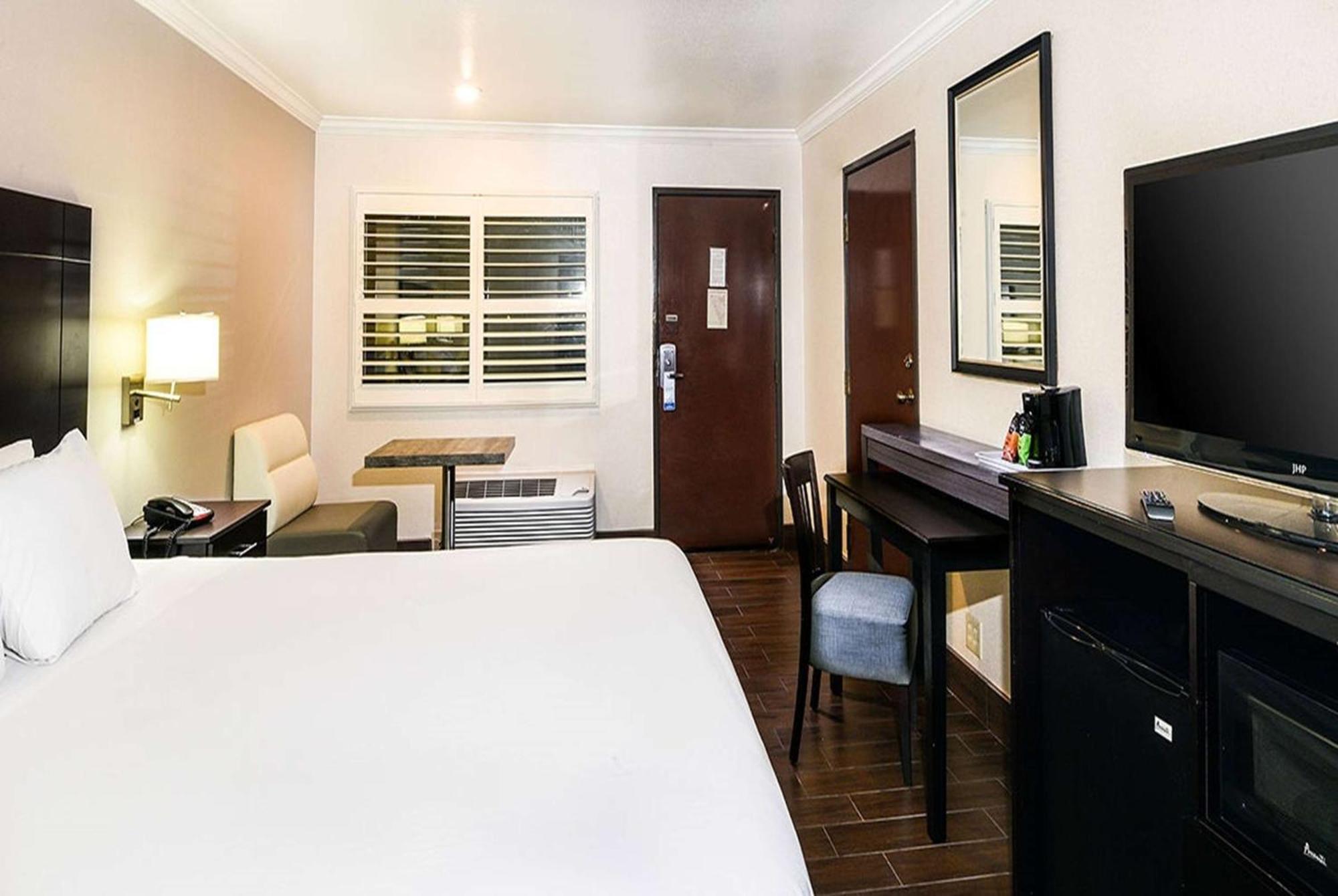 Travelodge By Wyndham Commerce Los Angeles Area Εξωτερικό φωτογραφία