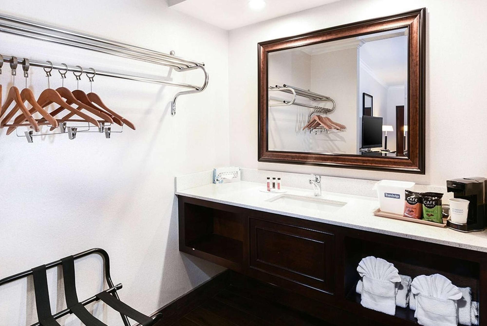 Travelodge By Wyndham Commerce Los Angeles Area Εξωτερικό φωτογραφία